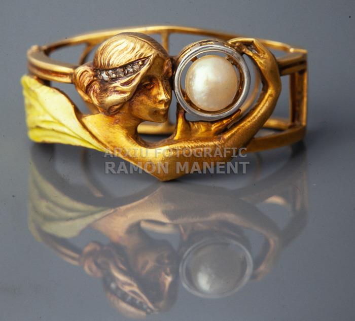 AGULLA DE MOCADOR AMB FIGURA 
C P