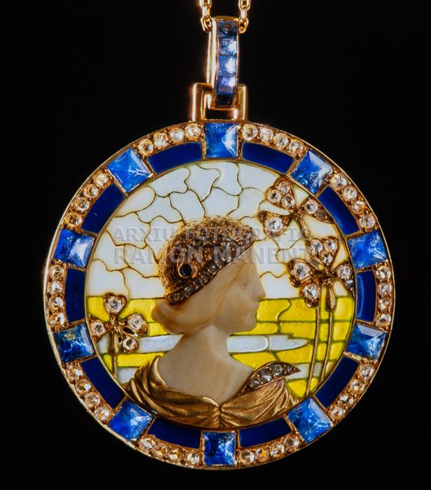 PENJOLL AMB BUST DE PERFIL 
C P