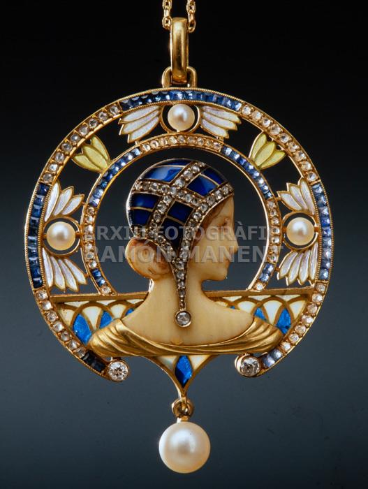 PENJOLL AMB BUST FEMENI 
C P