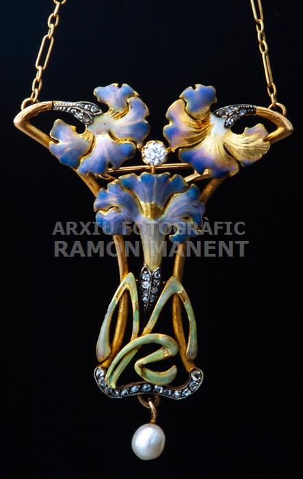 PENJOLL FLORAL AMB MONOGRAMA 
C P