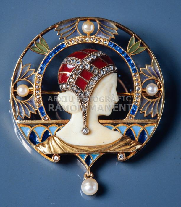 FERMALL/PENJOLL AMB BUST FEMENI LLUIS MASRIERA 
C P