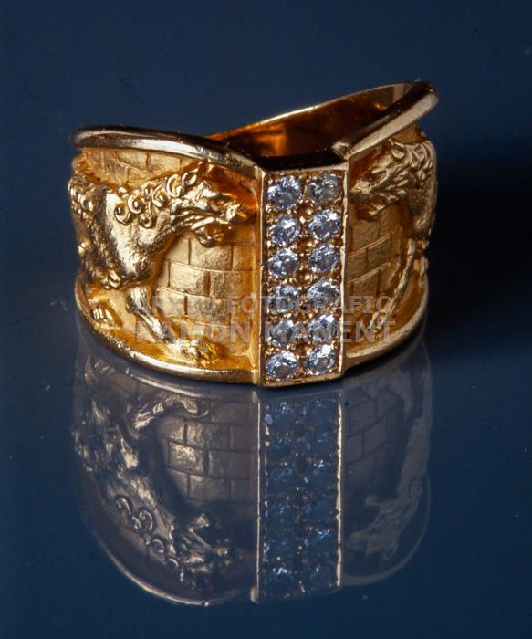 ANELL AMB LLEONS BABILONICS LLUIS MASRIERA C P