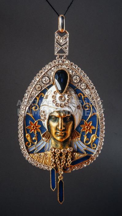 PENJOLL AMB FIGURA ORIENTAL LLUIS MASRIERA 
C P