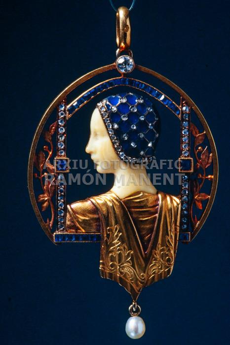 PENJOLL AMB BUST DE DONA RENAIXENTISTA LLUIS MASRIERA 
C P