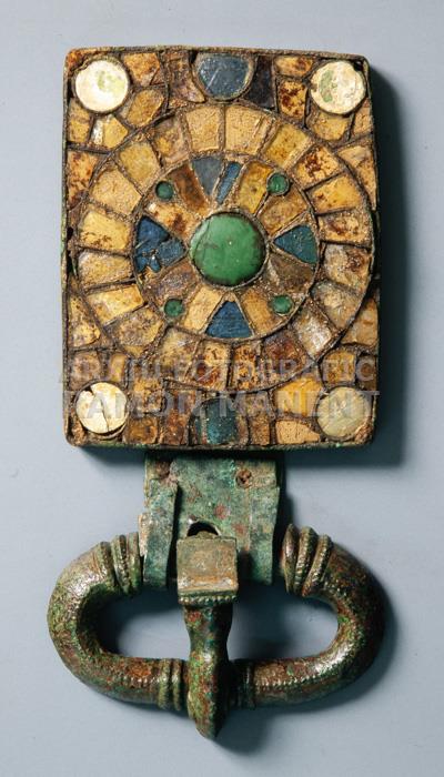 FERMALL DE CINTURÓ VISIGOTIC AMB INCRUSTACIONS DE VIDRE I NACAR PROCEDENT DE LA MESETA 
M A C