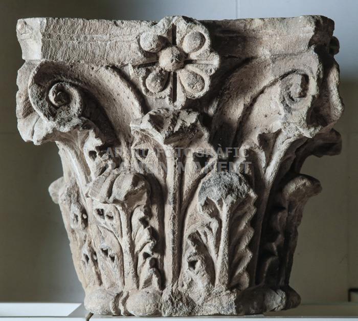 CAPITELL DEL TEMPLE ROMÀ TROBAT A LES MURALLES DE BARCELONA 
M A C
