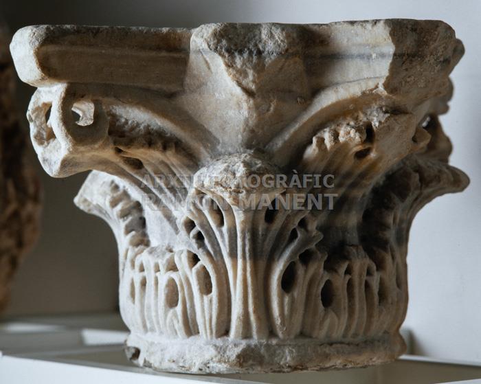 CAPITELL DEL TEMPLE ROMÀ TROBAT A LES MURALLES DE BARCELONA 
M A C