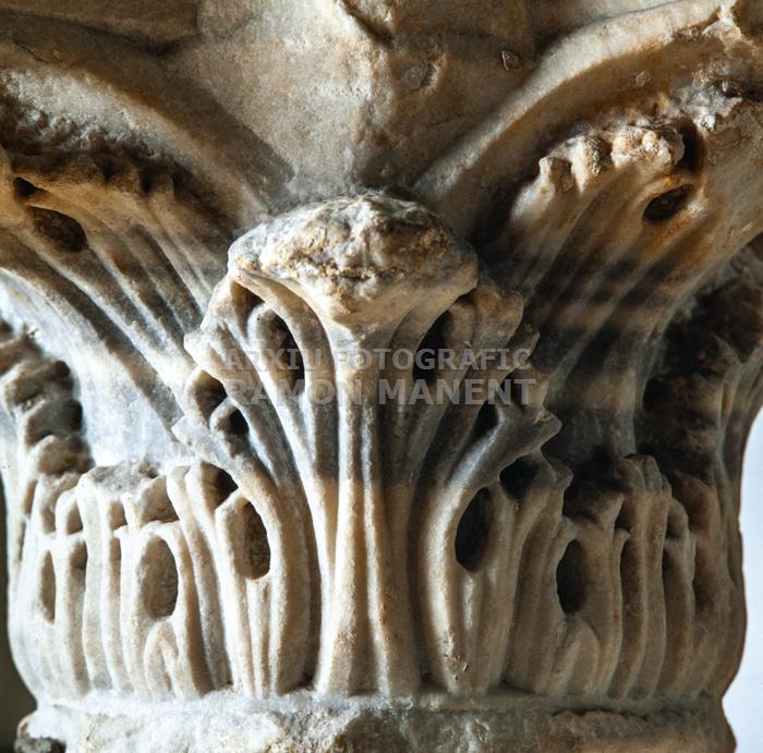 CAPITELL DEL TEMPLE ROMÀ TROBAT A LES MURALLES DE BARCELONA 
M A C