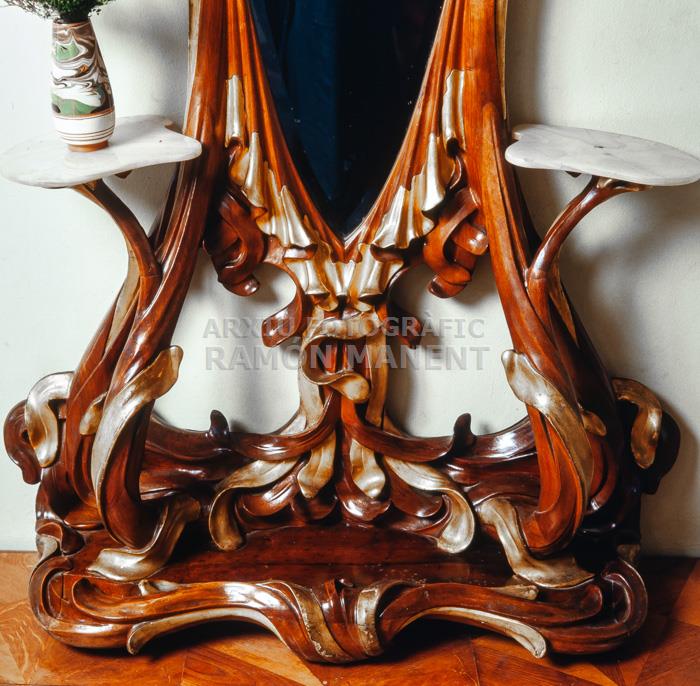 PARAIGÜERO AMB MIRALL A CLAPES PROCEDENT CASA IBARZ-MARCO 
MUSEU GAUDI