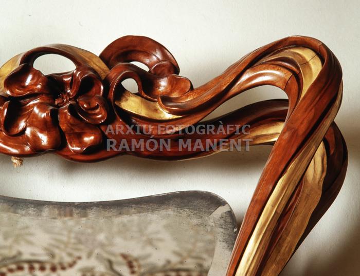 PARAIGÜERO AMB MIRALL A CLAPES PROCEDENT CASA IBARZ-MARCO 
MUSEU GAUDI