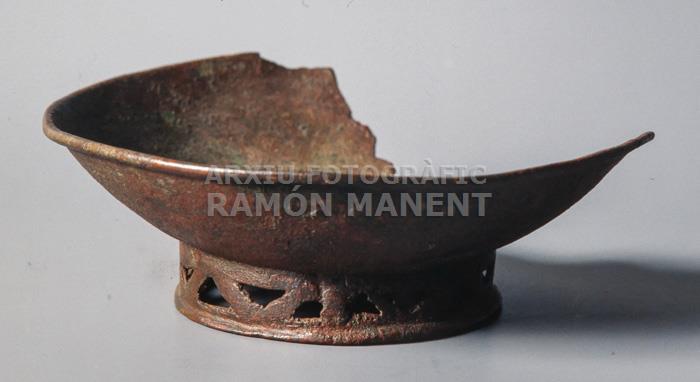 PLAT DE PEU CILIDRIC CALAT DE BRONZE PROCEDENT DEL COLLET DE SANT ANTONI DE CALONGE 
M A C (GIRONA)