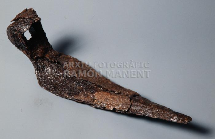 PIC EINA VISIGOTICA S VII PROCEDENT DE PUIG ROM ROSES 
M A C (GIRONA)