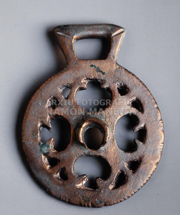 PLACA DE BRONZE VISIGODA D´ARNES DE CAVALL PROCEDENTDE DE LA VIL-LA DE VILAUBA 
M A C (BARCELONA)