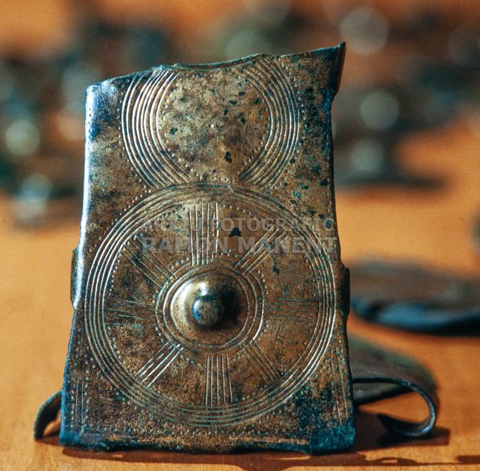 BRONZES DE LLAVORSI PLACA DE CINTURÓ S VII VIII 
M H C