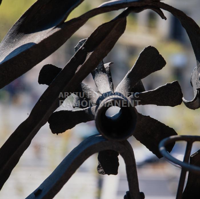 LA PEDRERA BALCONS 
DETALL BARANA