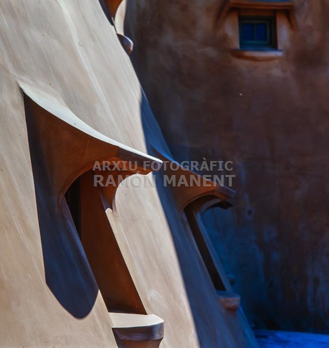 LA PEDRERA DETALL FAÇANA NORD