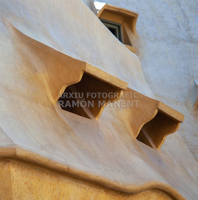 LA PEDRERA PATI C/PROVENÇA 
DETALL FINESTRES