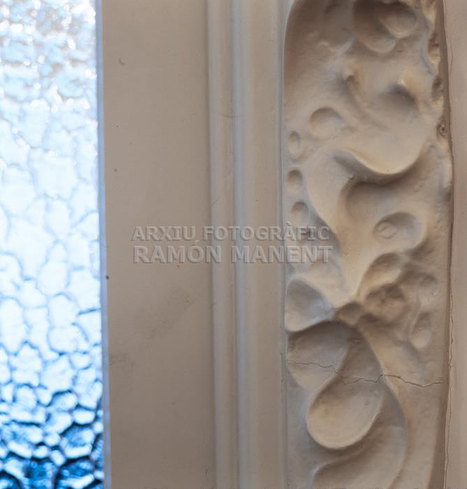 LA PEDRERA PORTA INTERIOR DETALL MOTLLURA