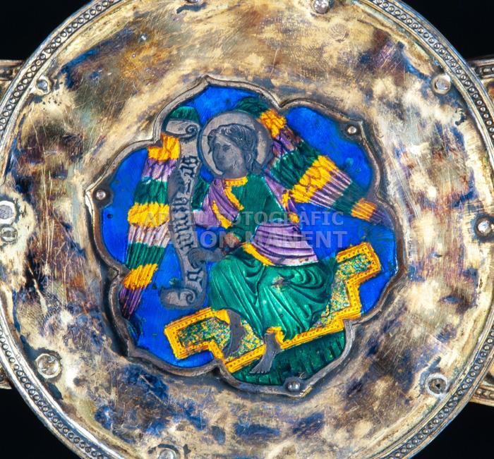 CREU S XIV PROCEDENT DE SANT JOAN DE LES ABADESSES (DETALL ESMALT)
M E V 
