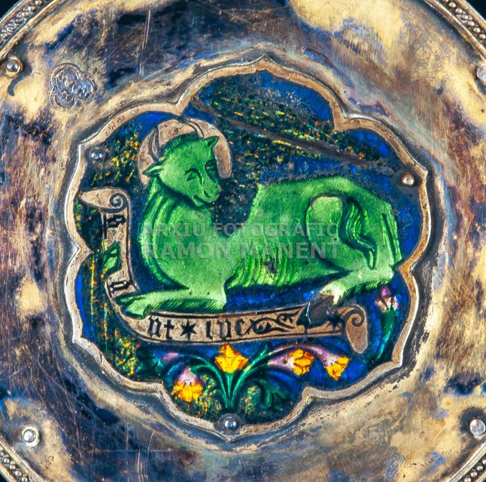 CREU S XIV PROCEDENT DE SANT JOAN DE LES ABADESSES (DETALL ESMALT)
M E V 
