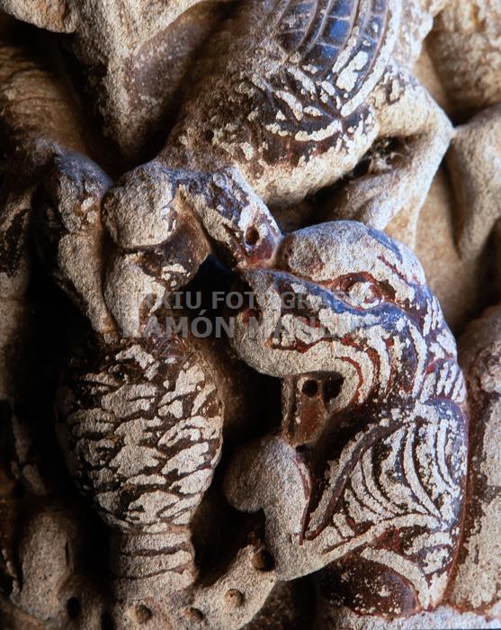 CLAUSTRE MONESTIR DE LLUÇA XII DETALL CAPITELL