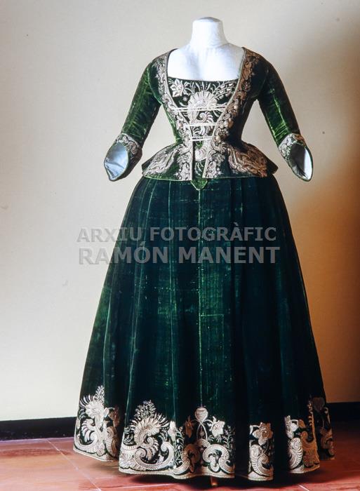 VESTIT FEMENI S XVIII MTIB N: 88002 PROCEDENT CASA SALVA DOR DE TORTOSA 
MUSEU DE LA IMDUMENTARIA