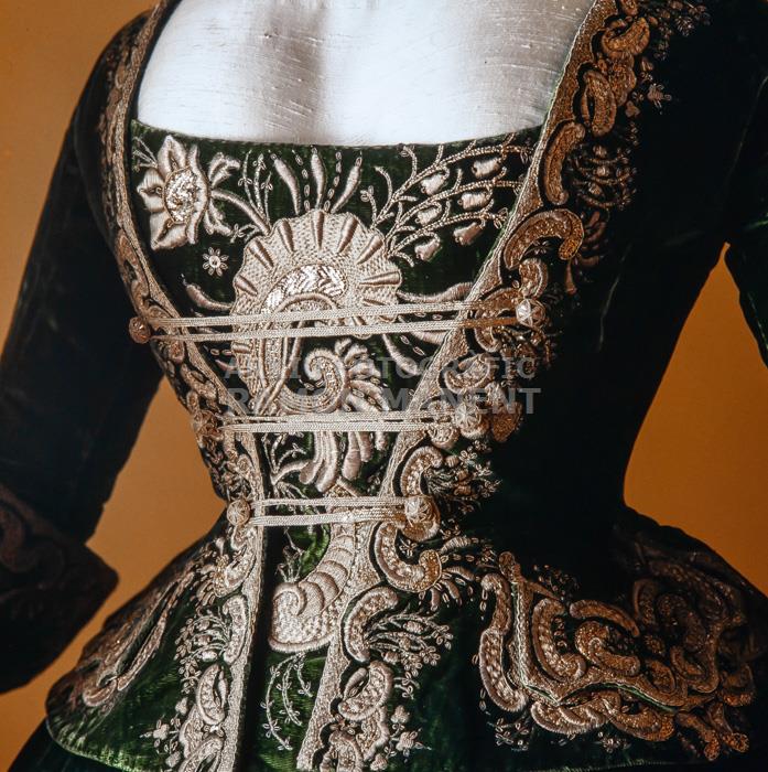 VESTIT FEMENI S XVIII MTIB N: 88002 PROCEDENT CASA SALVA DOR DE TORTOSA 
MUSEU DE LA IMDUMENTARIA