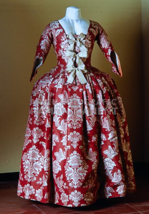 VESTIT FEMENI S XVIII MTIB N: 88006 PROCEDENT CASA BRA- CONS DE VIC 
MUSEU DE LA IMDUMENTARIA