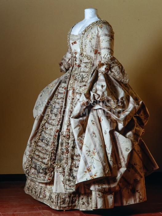 VESTIT FEMENI S XVIII MTIB N: 88011 PROCEDENT CASA ROCAFIGUERA DE VIC 
MUSEU DE LA IMDUMENTARIA