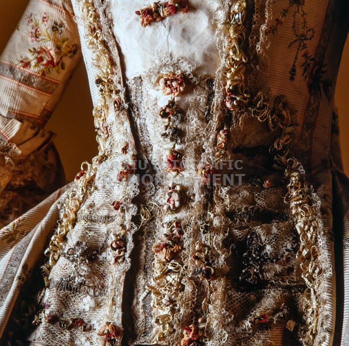 VESTIT FEMENI S XVIII MTIB N: 88011 PROCEDENT CASA ROCAFIGUERA DE VIC 
MUSEU DE LA IMDUMENTARIA