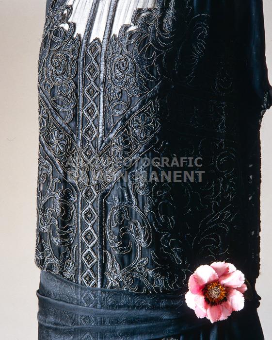 VESTIT FEMENI DE NIT M MOLIST N : 88156 
MUSEU DE LA INDUMENTARIA