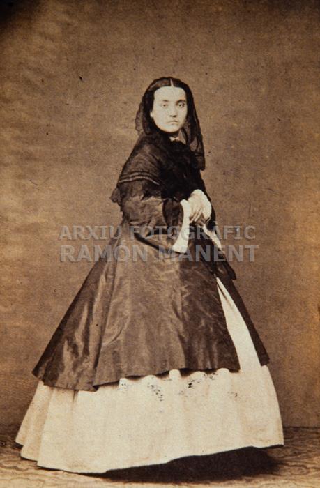 SENYORA AMB MANTELL I MANTELLINA 
FOTOGRAFIA 
MUSEU DE LA INDUMENTARIA