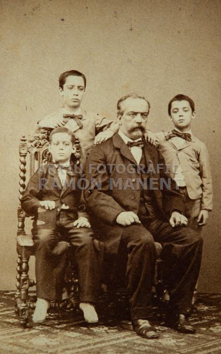 GRUP FAMILIAR MASCULÍ 
FOTOGRAFIA 
MUSEU DE LA INDUMENTARIA