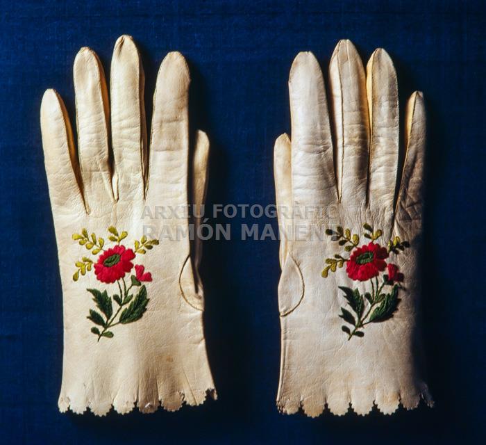 GUANTS FEMENINS S XIX DE CONFECCIÓ BARCELONINA 
MUSEU DE LA INDUMENTARIA