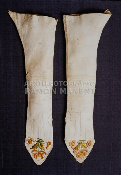 MITENES PROCEDENTS DE BARCELONA 
MUSEU DE LA INDUMENTARIA