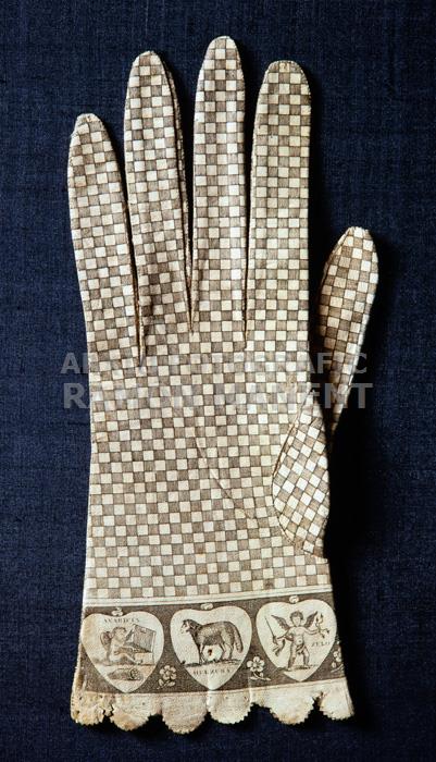 GUANTS FEMENINS DE CONFECCIÓ BARCELONINA 
MUSEU DE LA INDUMENTARIA