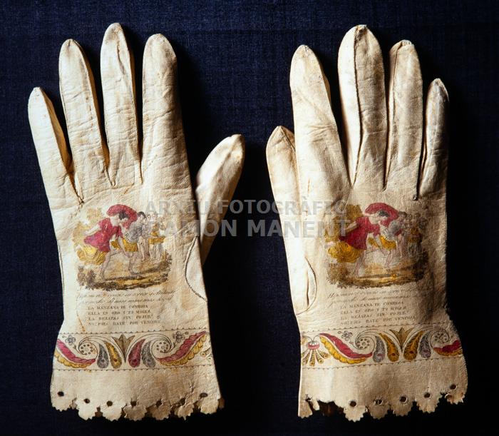 GUANTS FEMENINS DE CONFECCIÓ BARCELONINA 
MUSEU DE LA INDUMENTARIA