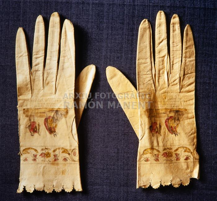 GUANTS FEMENINS DE CONFECCIÓ BARCELONINA 
MUSEU DE LA INDUMENTARIA