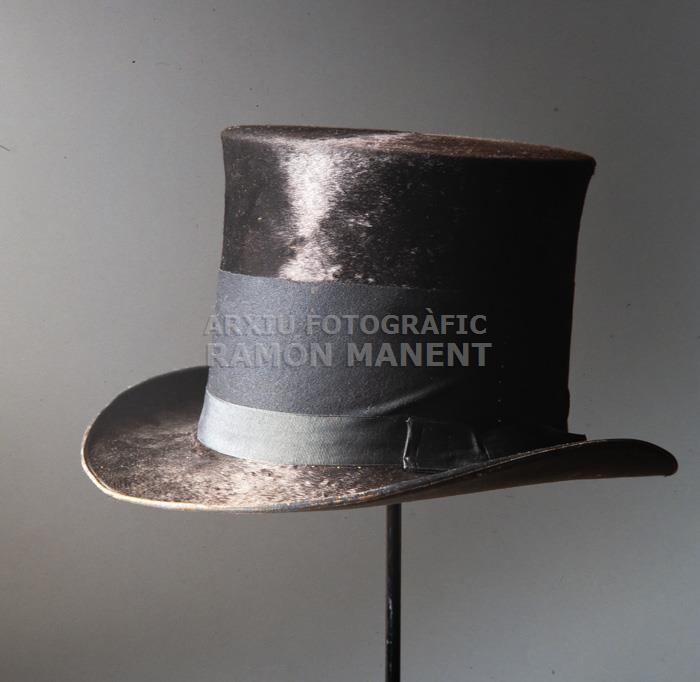 CAPELL MASCULI DE COPA PROCEDENT DE BARCELONA 
MUSEU DE LA INDUMENTARIA