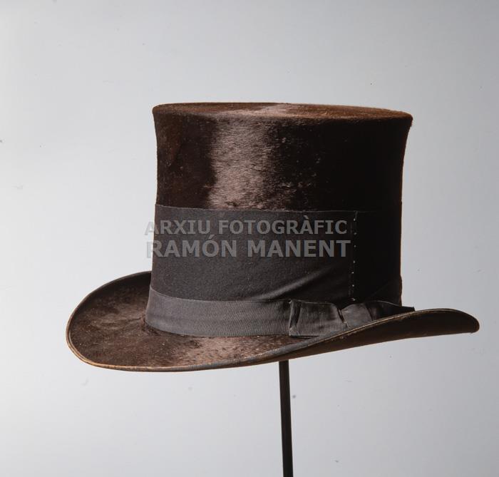 CAPELL MASCULI DE COPA PROCEDENT DE BARCELONA 
MUSEU DE LA INDUMENTARIA