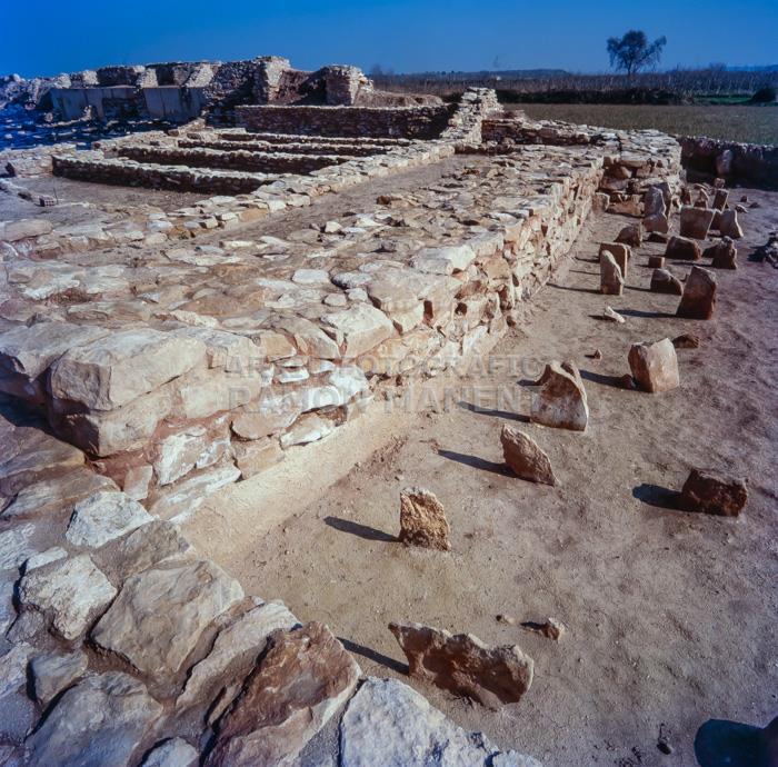 POBLAT IBERIC ELS VILARS ARBECA PEDRES DAVANT LA MURALLA SISTEMA DEFENSIU