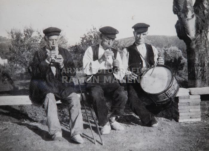 LA COBLA DE CORRO D`AMUNT 1905 FOTO DE DURAN I SAMPERE 
M A I T P