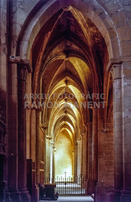 MON POBLET INTERIOR ESGLESIA