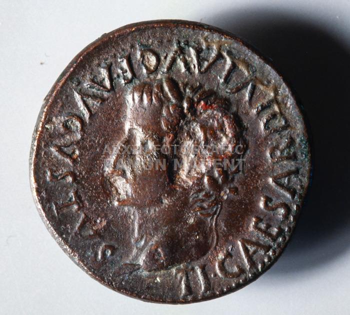 SESTECI DE TIBERI FIGURA CESAR AUGUST 
M A N T