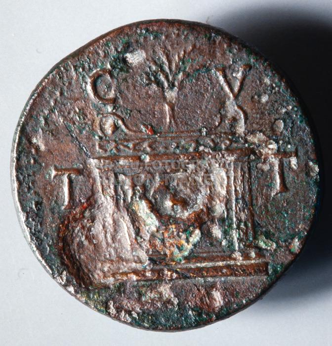 SESTECI DE TIBERI REVERS AMB UNA ARA 
M A N T