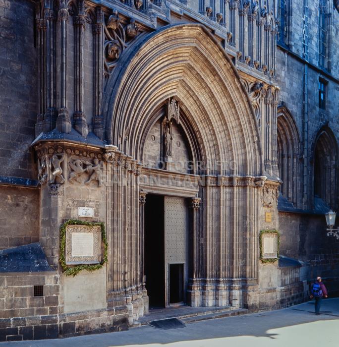 CATEDRAL DE BARCELONA PORTA DE SANT IU