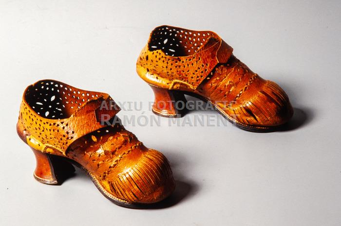 ZAPATOS FEMENINOS S XVII 
MUSEU DEL DISSENY