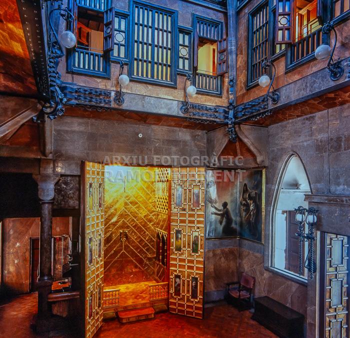 PALAU GÜELL SALO CENTRAL CAPELLA