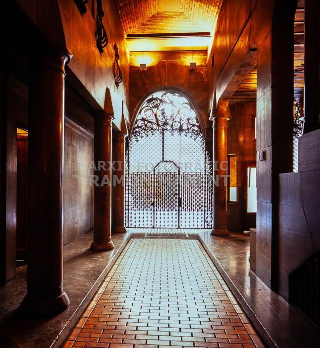 PALAU GÜELL VESTIBUL