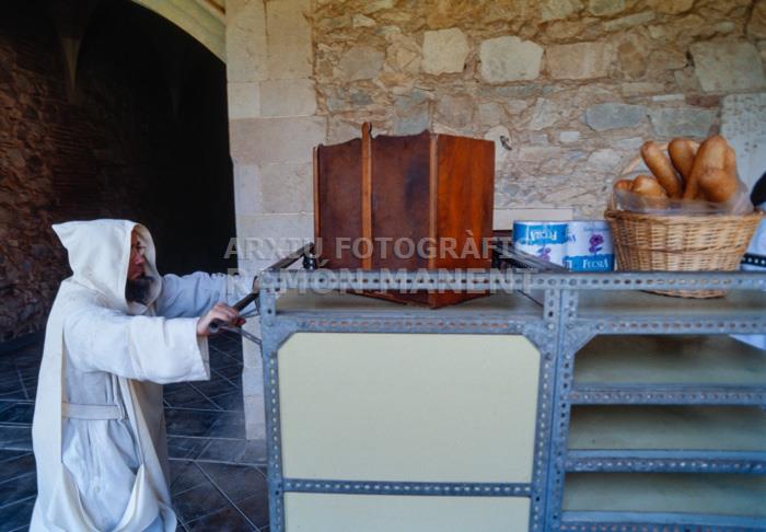 CARTOIXA DE MONTALEGRE REPARTINT EL DINAR